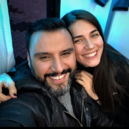 BUSE VAROL KMDR : Buse Varol, 1990 ylnda Manisa'da dodu. Lisansn Eitim Fakltesi retmenlik Blmnde tamamladktan sonra 2 yl zel bir eitim kurumu olan dershanede stajyer retmenlik yapt. 2012 Miss Turkey gzellik yarmasysa dnm noktas oldu. Uzun sre modellik yaptktan sonra oyunculuk alanna gei yapan Buse Varol, Mota Ayla Algan, mit rak, Mfit Aytekin ve Bahar Kerimolu zel Ders ald Tozlu Yollar dizisinde erife karakterine hayat veren Buse Varol, ayrca Arka Sokaklar Dizisinde Yasemin simli bir Polis memurunu canlandrd.