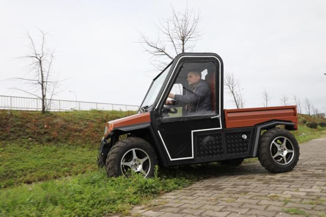 Aracn 250 cc'lik motoru olduunu belirten Yasin afak, "Arabann motorunu glendirmek iin yardmc bir araba anzman kullandm. 4x4 sistemine sahip. Arazi artlarnda ok rahat ilerleyebilir. Kasas kalkabiliyor. Hafif ykleri boaltmamz salyor. artlar biraz elverili olmad. Baz paralarn dardan getirtmek zorunda kaldm" dedi.