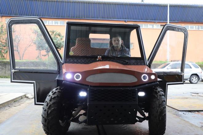 afak, "Yerli bir UTV yok. Ben de buna yerli UTV ismini verdim. Yremize uygun olarak rmcek diye de adlandrabiliriz. Aracn maliyeti 20 bin liray buldu.  ylda tamamladm. alma koullarndan dolay biraz uzun srd. Normalde alt ay gibi ksa bir srede yaplabilir" eklinde konutu.