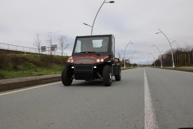 Otomobil tamir ileriyle uraan afak, yeenleri iin atk paralardan kk motorlu ara yapmak istedi.