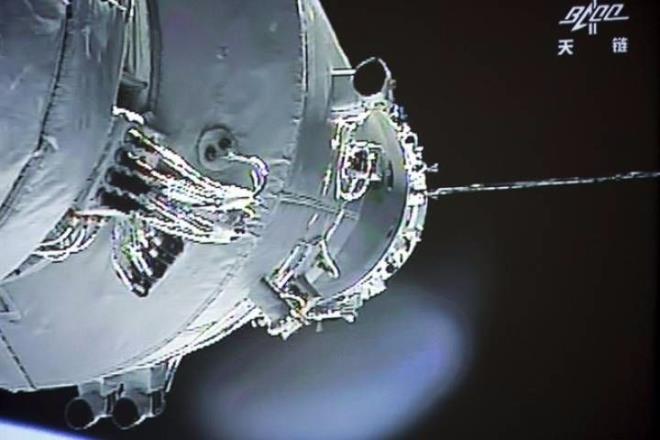 1979'da ise NASA)'nnkontroln neredeyse tamamen kaybettii 77 tonluk uzay istasyonu Skylab da hzla yeryzne de gemi, byk paralardan bazlar Bat Avustralya'ya dmt.