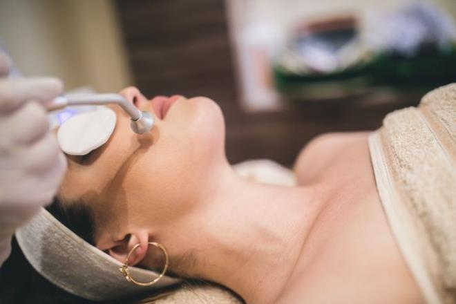 ok ac verir ve bu nedenle ameliyat sonras ok zor geer  -  Estetik operasyon sonrasnn arl geecei korkusu, birok kiinin en ok endie ettii konularn banda geliyor. Ancak, cerrahi tekniklerdeki yenilikler, teknolojik alandaki gelimelerle birlikte ciddi ve rahatszlk boyutundaki ar veya skntlar, yerini daha az arl, konforlu bir operasyon sonras srecine brakm durumda. Burada her hastann psikolojik yaps, beklentisi, alglar ve vcut reaksiyonlar farkl olduu iin rahatszlk ve arnn boyutu da kiiye gre deikenlik gsterebiliyor.