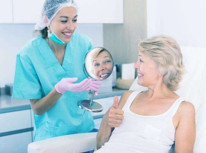 Sadece belli bir yaa kadar yaplabilir, 65 ya st yaplamaz  -  Plastik ve estetik amal operasyonlar kiinin sal elverdii lde her yata yaplabiliyor. Genelde estetik operasyonlar iin ameliyat edilecek blgenin anatomik geliiminin tamamlanmas bekleniyor. Ancak reit olmam kiilerde ncelikle ebeveynlerle konuuluyor. Geliimi ve fonksiyonu engelleyecek problemlerin zm iin baz rekonstrktif operasyonlar ise her yata yaplabiliyor. Sonu olarak, psikolojik rahatszlk nedeni veya yatan dolay kendi kararn salkl bir ekilde alamayan ve 65 ya st iin salkl olmayan kiiler haricinde herkese uygulanabiliyor.