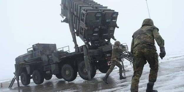 1982 - Patriot fze savunma sisteminin ABD ordusuna teslim edildii yl.