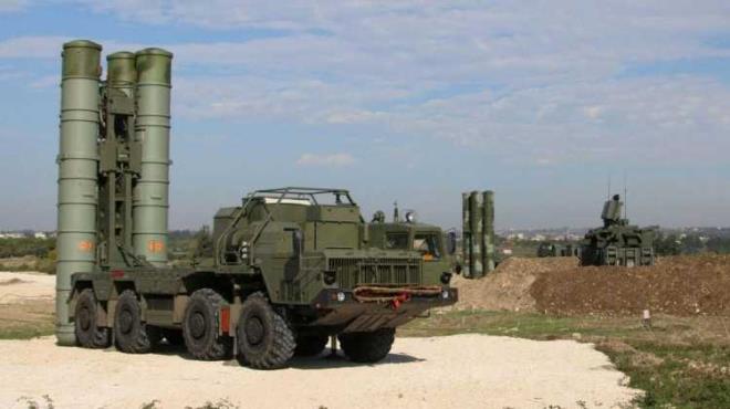 FZE SAVUNMA SSTEMNN ELER<p>    S-400<p>  Her biri 12 frlatma rampasna sahip 8 fze kompleksi