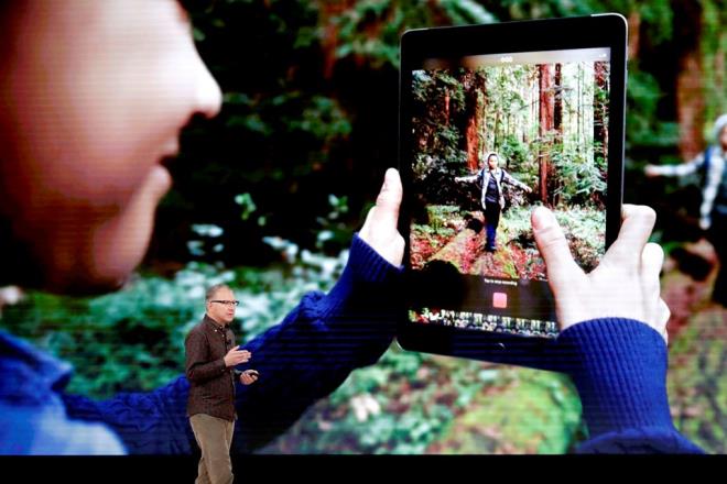 Dayankllk ve mobilite sunacak ekilde retilen yeni 9.7 in iPad, alminyum unibody yap ve her yerde balantda kalmay daha da kolaylatrmak iin iki kat daha hzl hcresel veri balantlar salayabilen ultra hzl wireless balant zellikleriyle birlikte geliyor.    Apple SIM ile mteriler 180&#8217;den fazla lke ve blgede seyahat ederken dorudan aygtlarndan wireless veri planlarna balanabiliyorlar.