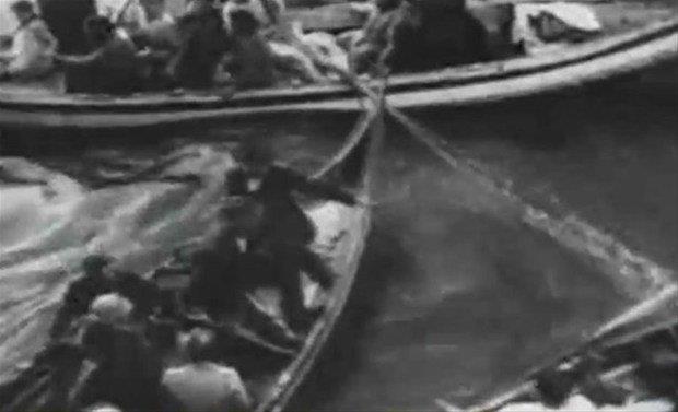 ngilizler'in ektii grntlerde zmir'deki Rumlar'n deniz yolunu kullanarak ehri kaarak terk ettii net bir ekilde grlyor.