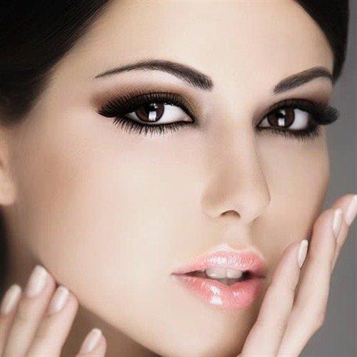 Uzun ve dz  <br>  Dar burun olarak da adlandrlan bu tip burunlara sahip insanlarn en dikkat ekici zellii hayatlarnn her alannda, her koulda disiplinli olulardr. Bu disiplin hayatlarndaki ahlakiyaplarn da dorudan etkilediinden olduka drstlerdir.