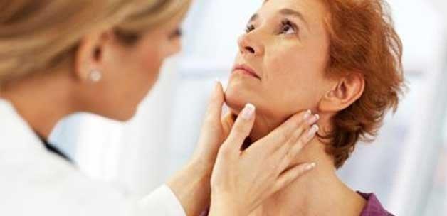 zellikle de ses sanatlar ve retmenlerde sk grlen ses teli nodlleri, kt huylu olmasa da yaam kalitesinde ciddi bir azalmaya sebep olur. Ses ksklnn sk grlen baka bir sebebi de aniden ok yksek sesle barma sonucunda ses tellerinde kanama olmasdr. Ses tellerinde kanama kulak burun boaz hekimine acilen bavurmay, muayene sonrasnda da kesin ses istirahati gerektiren bir durumdur. Refl de ses ksklna sebep olur. Refl, mide asidinin mideden yemek borusuna geri kamasdr. Bu durumda zellikle sabah saatlerinde belirgin olan ses ksklnda, boazda yumru, yanma veya taklma hissi sk rastlanlan belirtilerdir."