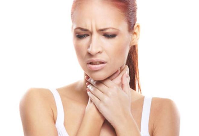 "SES KISIKLII BAZI NROLOJK HASTALIKLAR SONUCU DA ORTAYA IKABLR"    Do. Dr. Asl ahin Ylmaz, ses ksklnn baz nrolojik hastalklar sonucu tek veya her iki ses telinin fel olmas durumunda da ortaya kabildiini anlatarak, "Her iki ses telinin fel olmas durumunda, hastada belirgin solunum gl de grlebilir. Dier ses kskl yapabilecek hastalklar arasnda tiroit sorunu, tiroit cerrahisinde ses tellerine giden sinirde geici veya kalc hasar olumas, grtlak veya evresine alnan bir travma ve grtlak kanseri saylabilir" diye konutu.