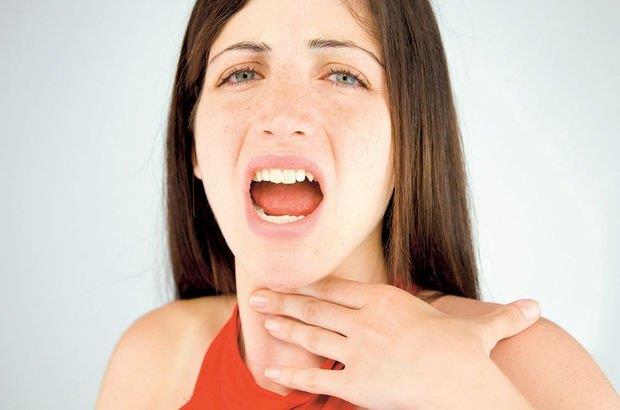 ACLEN KBB UZMANINA BAVURULMASI GEREKEN DURUMLAR    Akut larenjitin, ses tellerinde st solunum yolu viral enfeksiyonlar veya sesin yanl kullanlmas nedeniyle oluan dem sonucu ortaya kan klinik bir durum olduunu dile getiren Ylmaz, u bilgileri verdi: "Kronik olarak sesin yanl kullanlmas durumunda ses tellerinde nodl, polip veya kist oluumu grlebilir.