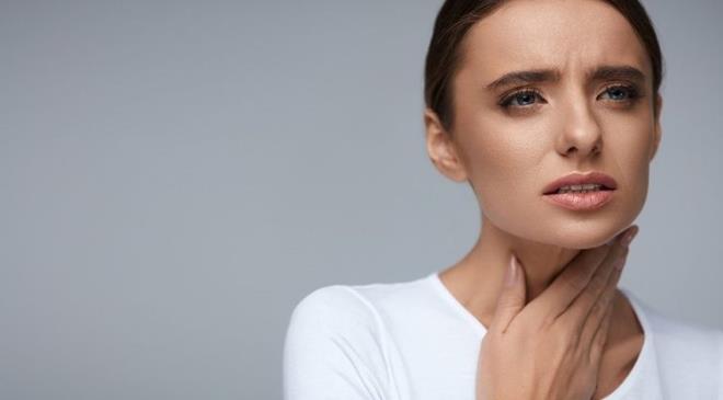 Kronik sigara iicilerinde de sigaraya bal olarak ses telinde hasar, dem ve kansere dnebilecek yaralar geliebileceine iaret eden Ylmaz, unlar kaydetti: "Kronik sigara iicileri en ufak bir ses deiiklii olmas durumunda grtlak kanserinin ekarte edilebilmesi asndan bir kulak burun boaz hekimine bavurmaldr. Peki sesimiz kslnca ne yapmalyz? Ses kskl bir st solunum yolu enfeksiyonu srasnda veya sonrasnda olutu ise ses istirahati alnacak en basit nlemdir. Sert gda tketiminden kanlmal, boazn kurumasn engellemek iin bol su tketilmeli, buhar cihaz veya kaynam su buharndan faydalanlarak boaz kuruluu azaltlmaldr. Bu durumda ksk sesle kesinlikle konuulmamaldr. Kafein ieren veya asitli ieceklerle alkolden uzak durulmaldr. Sigara iilmemeli ve sigara duman ieren yerlerde bulunulmamaldr."