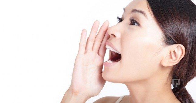 SES KISIKLII NASIL TEDAV EDLR?    Ses ksklnn, iki haftadan uzun srmesi durumunda, geirilmi grip veya st solunum yolu enfeksiyonu mevcut deilse ksrkle kan gelmesi, boyunda bir ilik veya yutma gl, konuma ve yutma srasnda ar ve nefes darl olumas durumunda hemen bir kulak burun boaz doktoruna bavurulmas gerektiini belirten Ylmaz, muayene sonrasnda, esnek veya sert endoskopik kamera yardmyla ses tellerinin deerlendirildiini syledi.