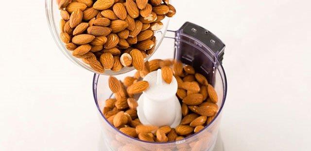 BADEM    yi bir E vitamini kayna olan badem, sizin ve bebeiniz iin gerekli yalar barndrr. Bademdeki omega-3 st artrr. Kemikleriniz ve dileriniz iin protein ve kalsiyum kaynadr. Gnde birka tane kavrulmu badem tketin. St artrmak iin 4-6 bademi bir gece suda bekletip sabah yiyin.