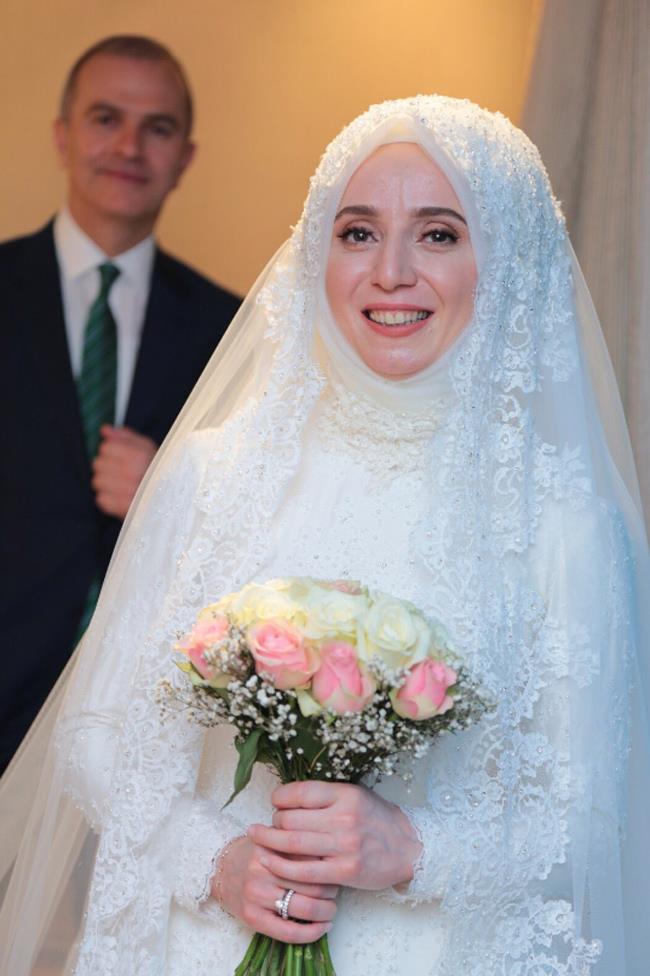 Nikah treninde TBMM Bakan smail Kahraman, Gda, Tarm ve Hayvanclk Bakan Ahmet Eref Fakbaba ile Orman ve Su leri Bakan Veysel Erolu da yer ald. Erdoan, iftin nian yzn takarkan &#8216;Fazla uzatmayn' talimat vermiti. Benli de sosyal medyadan paylat bir mesajda "Bir lkenin Cumhurbakann dnn 80 milyonluk koca bir lkeyi braktm btn dnyann derdiyle urasn, sonra o kadar iinin arasnda siz kendi hayatnz ile ilgili mutlu bir haberi paylatnzda size de vakit ayrsn. Trkiye'den baka bir lkede olabilir mi byle bir ey" demiti.