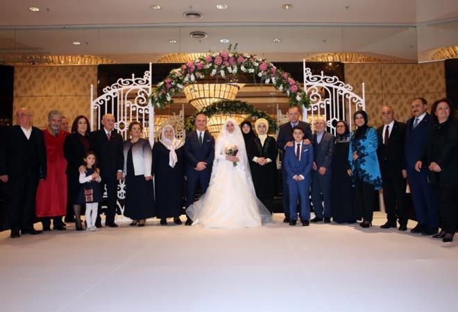 Fatma Benli dn akam evlendi. AK Parti milletvekili olan Fatma Benli'nin ei ve gelinlii merak konusuydu. Fatma Benli dantel arlkl tesettrl bir gelinlik semitib Fatma Benli'nin ei Uur Yaln bir brokrat. Fatma Benli'nin ahidi de haliyle Recep Tayyip Erdoan'd. te dnden kareler;