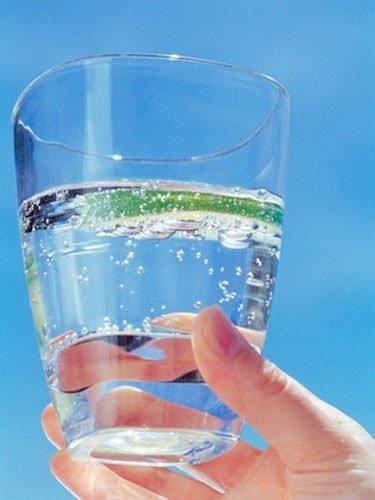 nsan vcudunun ihtiya duyduu minerallerin ouna sahip olan maden suyu, magnezyum, kalsiyum, sodyum ve potasyum kaynadr. Dzenli tketimi ile vcut ve cilt salna fayda gsteren maden suyu, genellikle sodayla kartrlr. Soda iilebilir bir suyun karbondioksit kartrlm haliyken; maden suyu, yeralt sularndan elde edilen, yer altndan yzeye karken, mineral ynnden zenginleir. Her iki su da mideyi rahatlatma zelliine sahipken; soda, maden suyu gibi mineral ynnden zengin deildir.