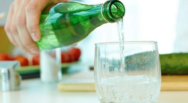 SALARI GLE NDRR    gne, kt hava, saysz ilem salar ypratr ve kuvvetini azaltr. Maden suyu, kafa derisinin normal PH dzeyini ieriden geri ykleyerek kayp gc ve parlakl geri kazandrr. Oksijen arzn da azaltan maden suyu, her bir sa teline kuvvet verir.