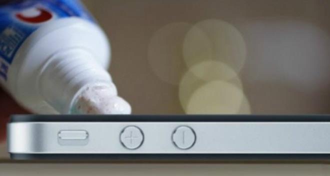 Akll telefon ekrannzda oluan iziklerden di macunu yardmyla kurtulabilirsiniz.