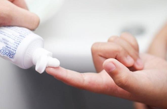 Elinizde istenmeyen soan, sarmsak gibi kokular gidermek iin di macunuyla ovalayarak zmleyebilirsiniz.