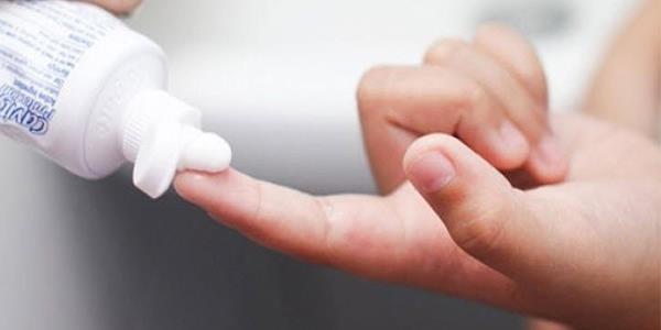 Gnlk hayatmzn vazgeilmezi ve birok farkl eidi olan di macunlarnn, dilerimizi fralamak dnda birok farkl alanda iimize yarayabileceini biliyor muydunuz? Di macununun iindeki bileenler ile sadece dilerimizi korumas ynyle deil birok farkl sorunlara pratik zmler sunuyor.