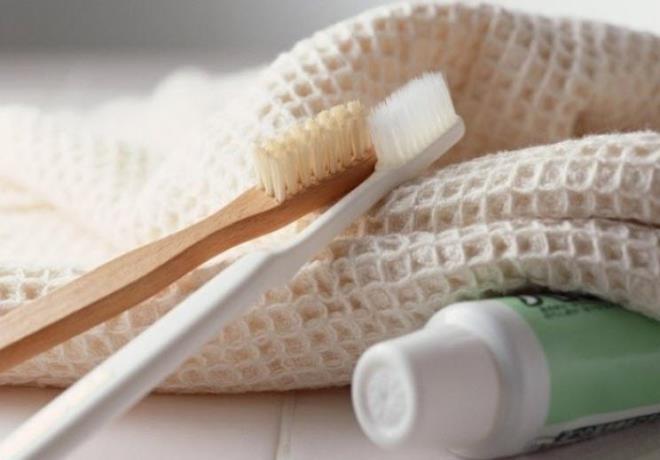 Kyafetlerinize bulaan mrekkep, ruj gibi lekeleri leke kana kadar nemli bir bezle uygulayarak temizleyebilirsiniz.