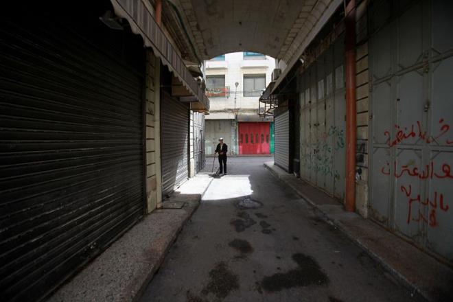 srail askerlerinin 15 Filistinliyi ldrmesinin ardndan ulusal yas ilan edildi. Bat eria'nn Nablus kentindeki i yerleri, kepenk amad.