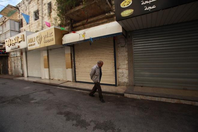 Filistin Devlet Bakan Mahmud Abbas, srail askerlerinin abluka altndaki Gazze snrnda dn yaanan olaylarda 15 Filistinliyi ldrmesi ve igal altndaki Bat eria&#8217;da dzenlenen gsterilere mdahalede orantsz g kullanmas sonucu yaralanan yzlerce Filistinli iin cumartesi gnn yas ilan etmiti.