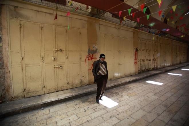 Yas nedeniyle Bat eria'nn Nablus kentindeki i yerleri, kepenk amad.