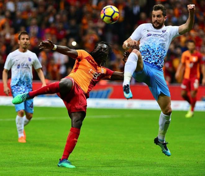 Bu sonula Galatasaray 57 puanla zirvedeki yerini korurken Trabzonspor 42 puanda kald.