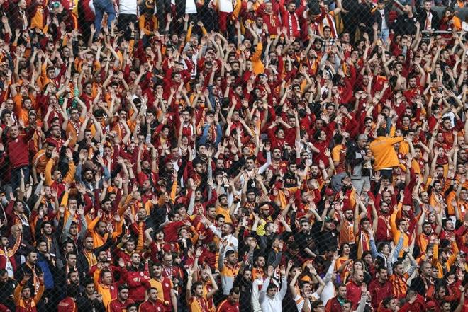 Spor Toto Sper Lig'in 27. haftasnda Galatasaray evinde Trabzonspor'u 2-1 malup ederken, Fransz yldz Bafetimbi Gomis'in gol sevinci karlamaya damga vurdu.