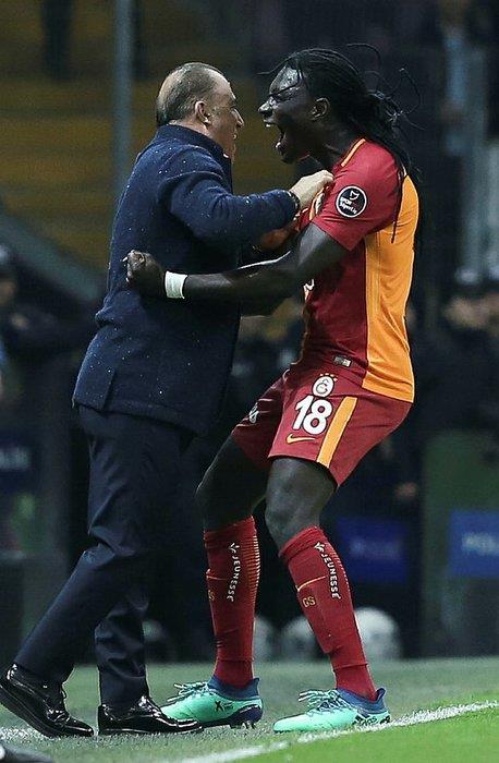 Ligdeki gol saysn 26'ya karan Gomis gol krallk yarndaki liderliini srdrd.