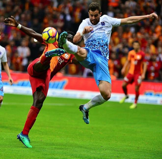 Trabzonspor 90+2'de Kucka'nn orta sahadan att muhteem golle fark 1'e indirse de bu gol galibiyet iin yeterli olmad.