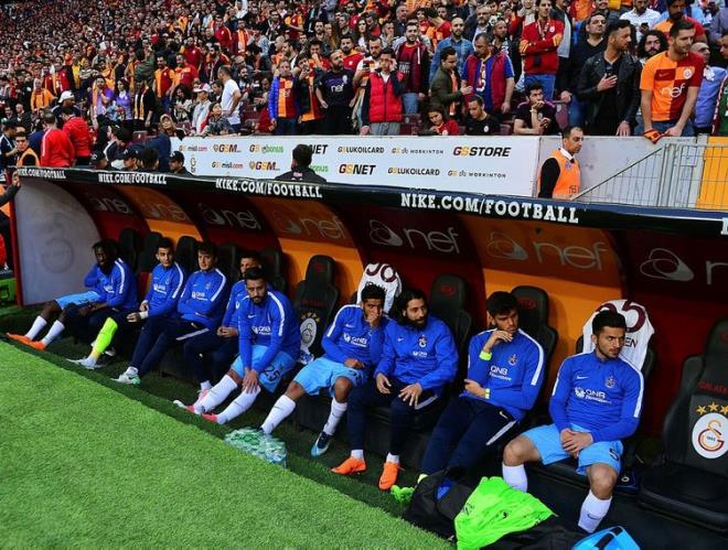 Galatasaray, son dakikalar byk bir heyecana sahne olan mata Trabzonspor'u 2-1 malup etti.