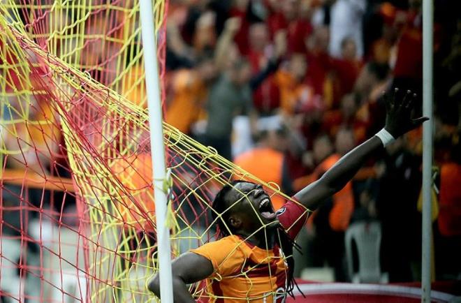 Ligdeki 26. goln atan Gomis, gol sevinciyle maa damga vurdu.