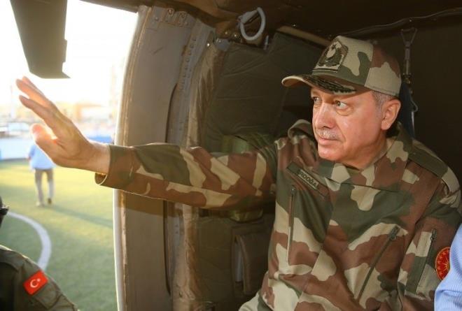 Hatay'da bulunan Cumhurbakan Recep tayyip Erdoan ve Genelkurmay Bakan Orgeneral Hulusi Akar, Mehmetie destek iin kente gelen nl isimler ve sporcularla birlikte Reyhanl'daki Oulpnar Snr Karakolu'nda askerlerle bulutu.