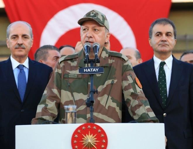 mer elik, brahim Kaln ve Numan Kurtulmu gibi isimlerin de elik ettii ziyarette, askeri kamuflaj giyen Cumhurbakan Erdoan, sanat ve sporculara gsterdikleri tavr iin teekkr ederek, unlar syledi:"Trkiye askeri zaferleriyle sanat alanndaki ve spordaki baarlaryla her alanda geliip ilerliyor. Bu ahit olduumuz manzara da bu deiimin en gzel ifadesi, en arpc fotorafdr.