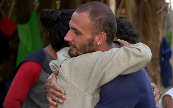 SURVVOR'A DUYGUSAL VEDA: Survivor 2018'e kendi isteiyle devam etmeme karar alan Batuhan Bura Eruygun adaya gelerek takm arkadalaryla vedalat.