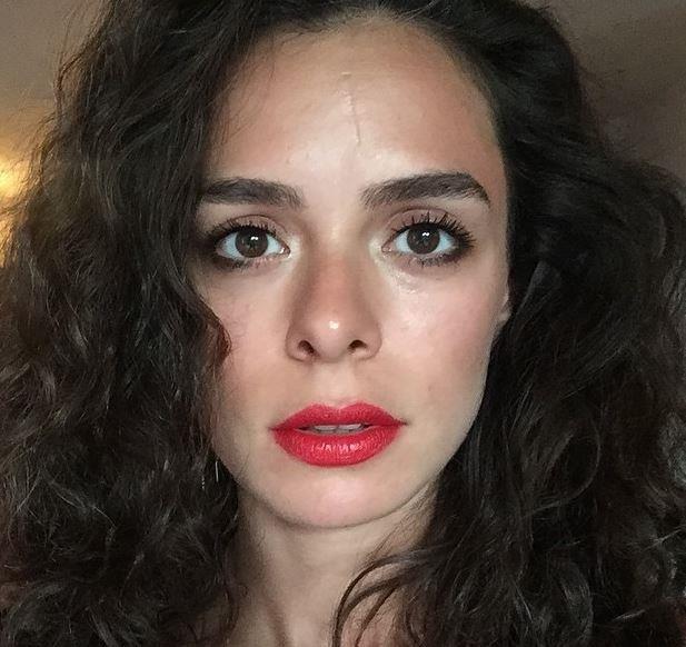 zge zpirinci -    Gzel oyuncu evde ak kalan dolap kapaklarndan korkuyor ve kapatmadan asla uyuyamadn sylyor.