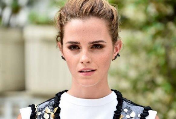 Emma Watson, erkeklerle konuurken ok utanyor..