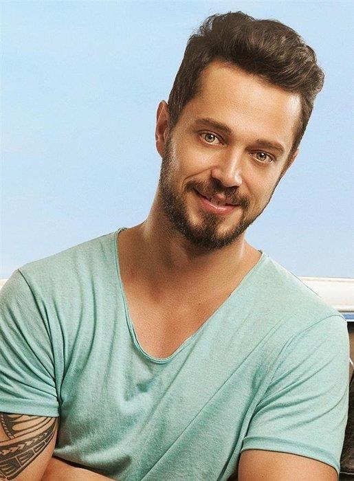Murat Boz -    nl arkc yeil elmaya dayanamyor. Grd her elmay yeme istei duyuyor.