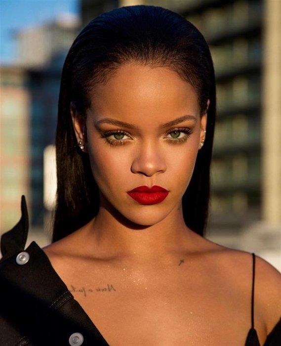 Rihanna  -  Deniz canllarndan ok korkuyor.