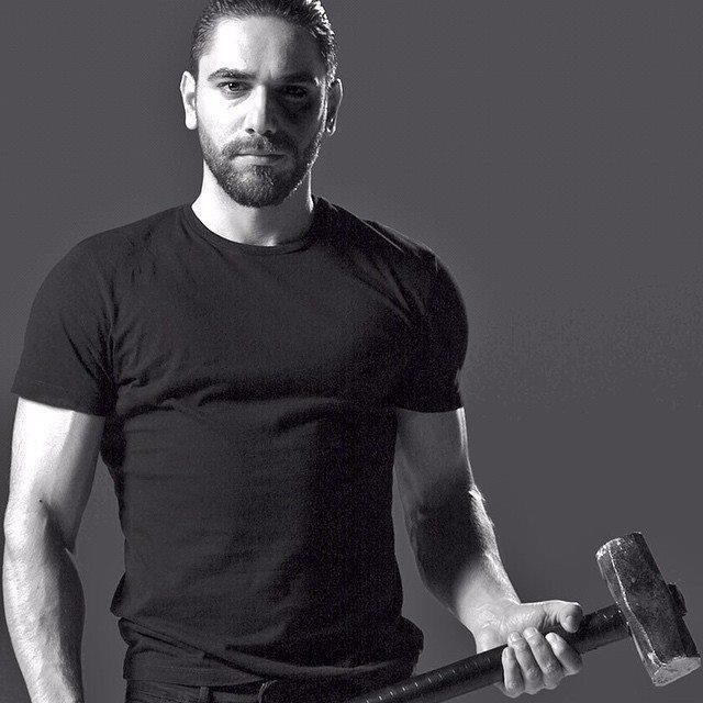 Ayak taknts olan kadir  Doulu, evlenmeden nce "Ayak takntm var. O kii sevgilim olacaksa, mutlaka ncesinde ayaklarn grmem lazm.'' demiti.