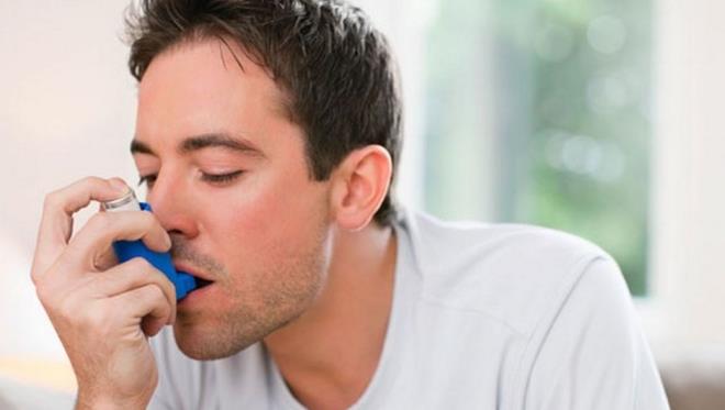 ASTIM: Baharla birlikte polenler alerjik yapdaki kiilerde haprk, burun aknts, nezle, nefes darl gibi ikayetlere yol ayor.  Korunma yollar: Astml hastalar bahar aylarnda sk atak geirme riskiyle kar karya kaldndan bu hastalarda ila tedavisinin yeniden dzenlenmesi gerekebiliyor. nlem olarak sabah saatlerinde darya kmamaya dikkat edilmeli, pencereler kapal tutulmal, evin havalandrlmas polenlerin azald ge saatlere braklmal. Akam eve dnldnde kyafetlerin deitirilmesi ve du alnmas gerektii unutulmamal.