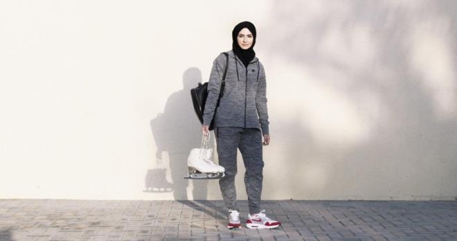 Birleik Arap Emirlikleri, bir Basra krfezi lkesi olarak yazlar neredeyse 48 derece scaklkla mcadele ediyor. Formula 1 yarlarnn dzenlenmesiyle mehur lke, deve yar ve uluslaras parat atlama turnuvalar da dzenliyor.