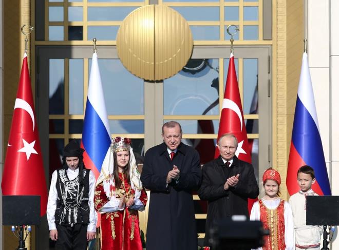 "...bugn temelini attmz Akkuyu ile bu says 56 oluyor. Elektrik ihtiyacnn yzde 10'unu karlayabilecek. Petrol, doalgaz ve kmre dayanan enerji sepetini daha salkl hale getirmi olacaz. Enerji gvenliine katk salarken iklim deiikliinde de nemli bir rol oynayacaktr. Trkiye'nin pek ok yatrm gibi yarm asrlk hayali gibi Akkuyu projesini hayata geirmek de bize nasip oldu. Sayn Putin bata olmak zere tm Rus makamlarla ok yakn bir mesaimiz oldu. Bylesine etrefilli bir konuda ksa srede mesafe almamzn sebebi ibirlii ruhudur. Rusya ile blgesel meseleler hususunda ibirliine de artrarak srdrmekte kararlyz."