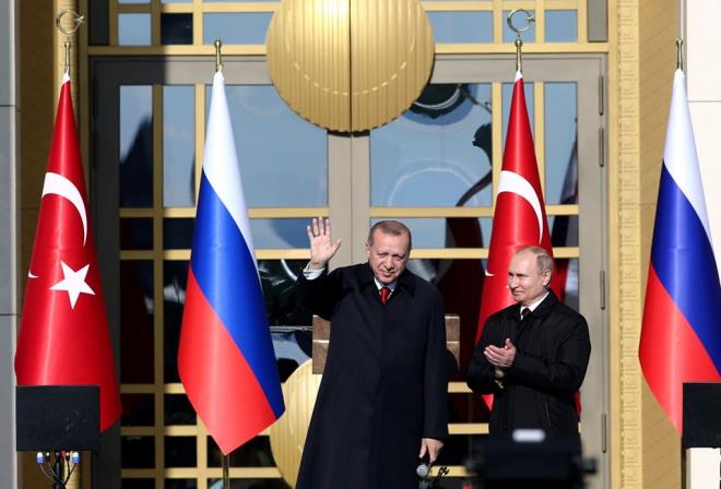 Trende konuan Cumhurbakan Erdoan unlar kaydetti: "Tarihi bir ana ahitlik ediyoruz. Akkuyu santralinin temelini bugn burada Putin'le birlikte atmann bahtiyarln yayorum. 2017'de yzde 7,4 bydk. Cumhuriyetin 100. ylnda dnyann en byk 10 ekonomisinden biri olmay hedefliyoruz. Bu durum enerji ihtiyacmzn artmas anlamna geliyor. Enerji gvenliinin gelitirilmesi hedefi dorultusunda enerjinin her alannda yatrmlar kesintisiz devam ediyor. Halen 16 lkede 55 nkleer santral ina halinde...."