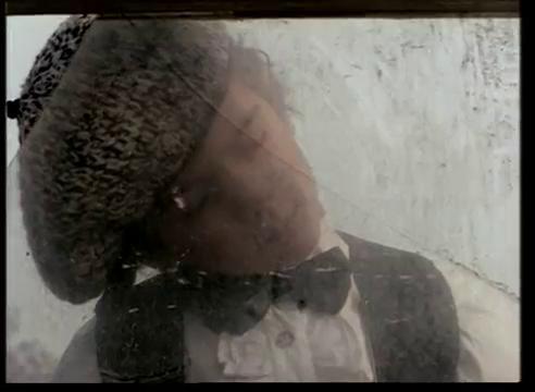 Bandaki apkas byk mavi gzleri ve Demet Sarolu'na olan sevgi dolu baklaryla klibin barol olmay baarmt Batuhan Ayder.