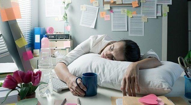 BAHAR YORGUNLUU: Bahar ile birlikte halsizlik, yorgunluk, uyku hali, eklem arlar gibi ikayetlere sk rastlanmakta. Hormonal sistemler ve metabolizmadaki deiikliklerle birlikte kiinin ruhsal yaps da etkilenmekte. Ik, s, renk gibi doadaki deiiklikler pozitif ynde etki etmesi beklenir ancak uyum salanamadnda negatif etkisi kanlmazdr. Ancak alacanz baz nlemlerle bahar yorgunluuna kar koyabilirsiniz. Bu tedbirlere ramen gemez ise altta baka bir neden yatabilecei iin uzmana grnmekte fayda var.