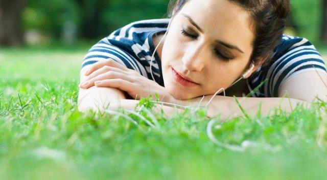 Korunma yollar: Bahar yorgunluunu nlemek iin zellikle 2-3 litre su tketimi, yeterli vitamin, mineral ve antioksidan ieren dengeli beslenme nemli. Bu dnemde yry, kou, yzme gibi dzenli egzersiz yapmal, yeterli uyku, alma/dinlenme aralklar ve s deiimlerine dikkat edilmeli. Sigara, kafein ve alkolden kanmal.